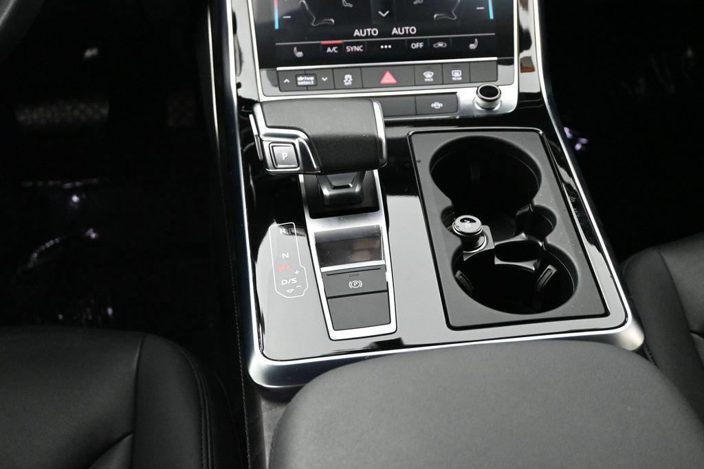 Audi Q7 view 16