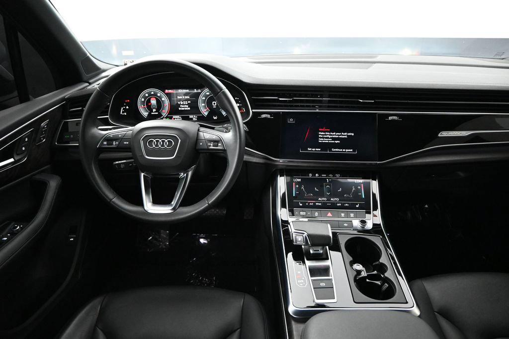 Audi Q7 view 12