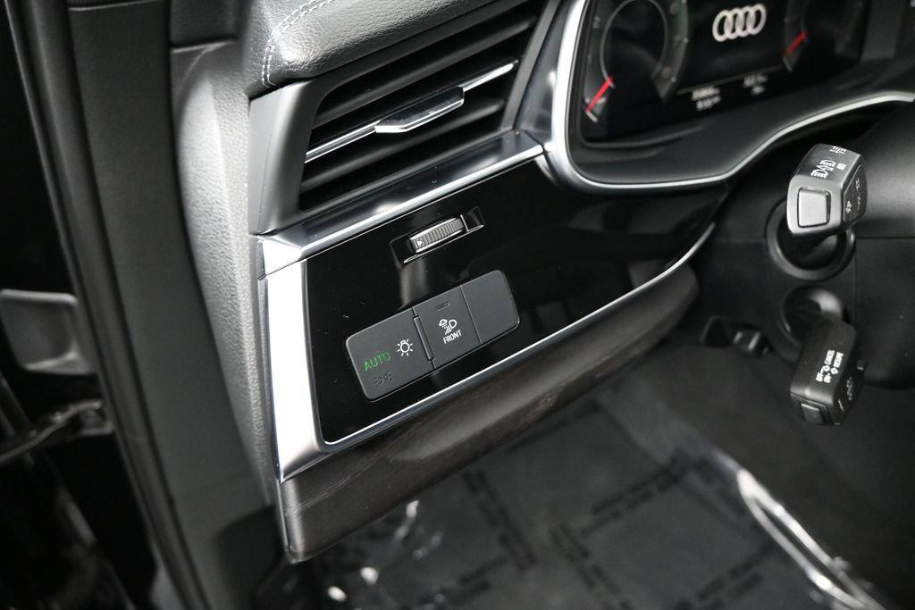 Audi Q7 view 7
