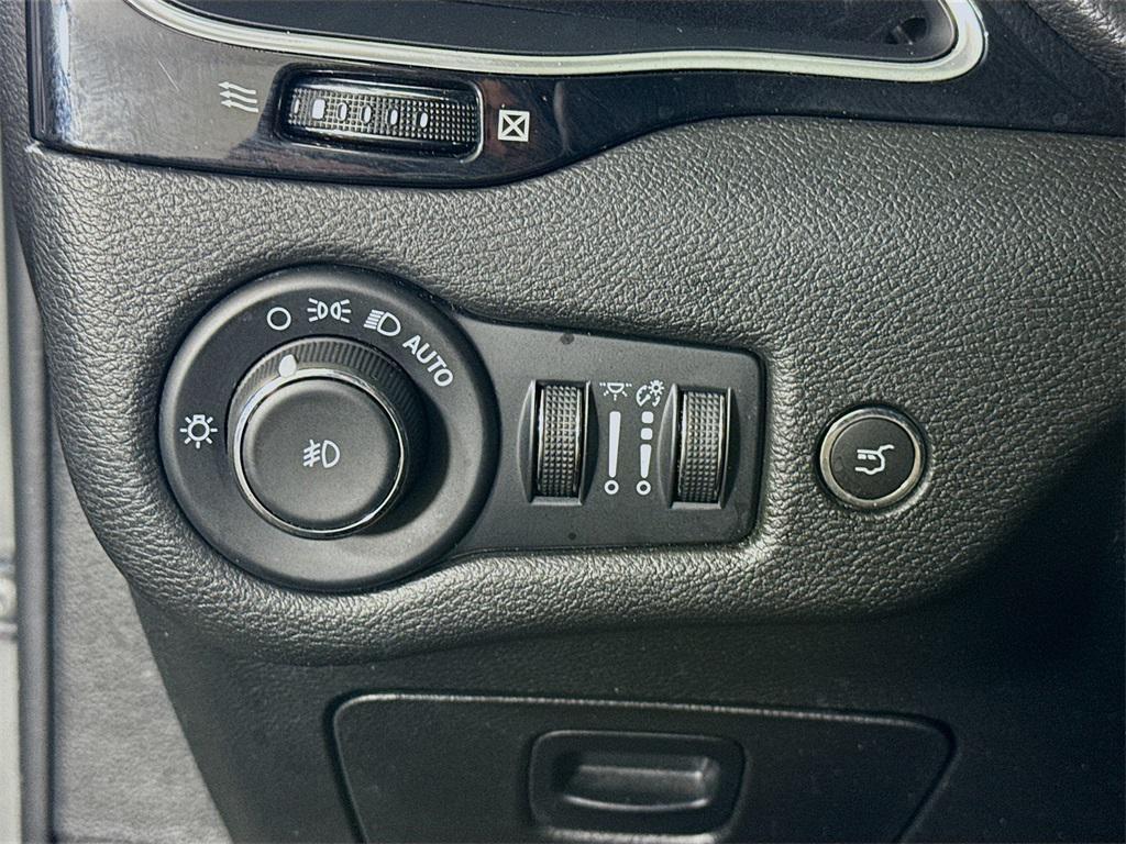 used 2023 Jeep Cherokee car, priced at $18,996