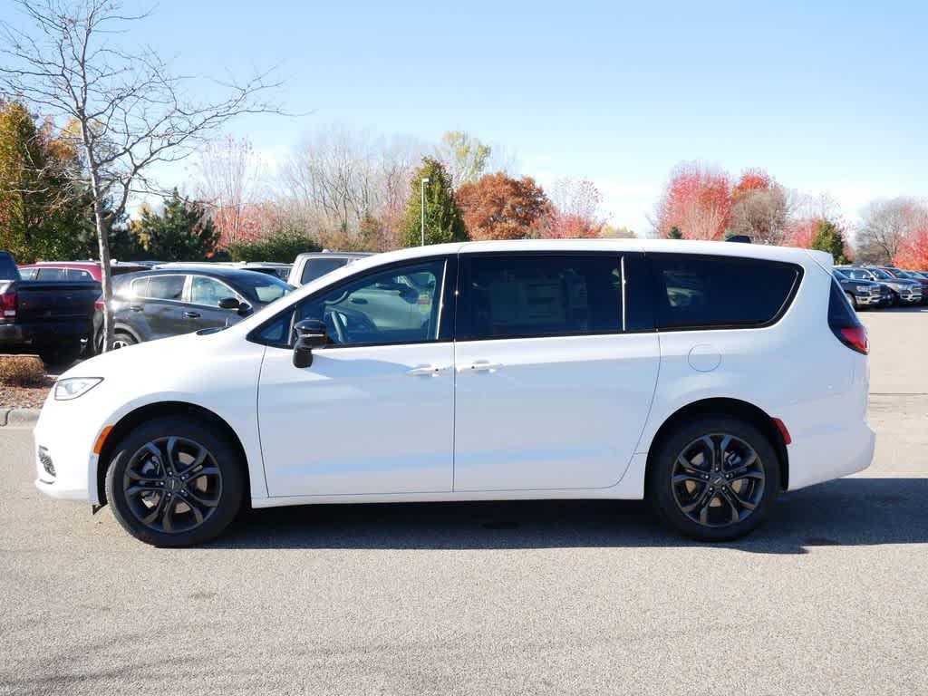 new 2026 Chrysler Pacifica car, priced at $44,933