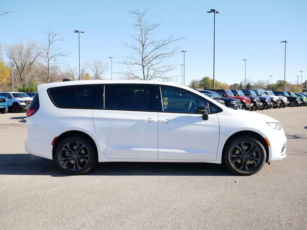 new 2026 Chrysler Pacifica car, priced at $44,933