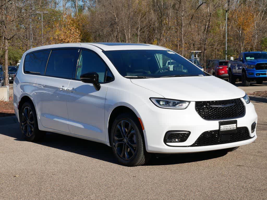 new 2026 Chrysler Pacifica car, priced at $44,933