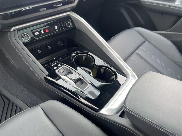 Audi Q5 view 9