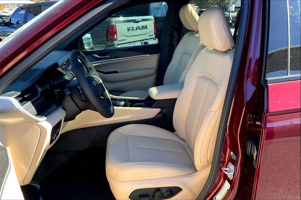 new 2025 Jeep Grand Cherokee car, priced at $48,516