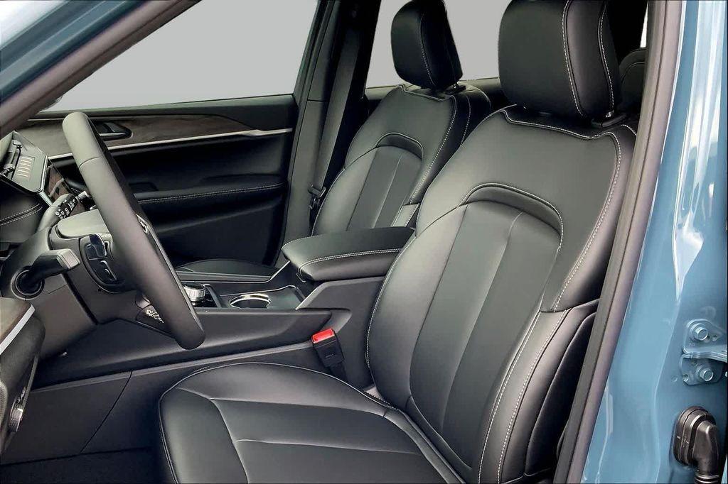 new 2026 Jeep Grand Cherokee car, priced at $39,744