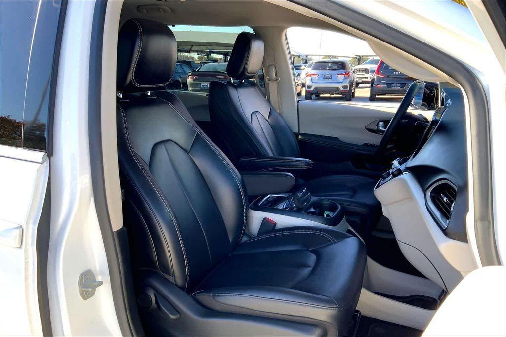 used 2024 Chrysler Pacifica car, priced at $25,499