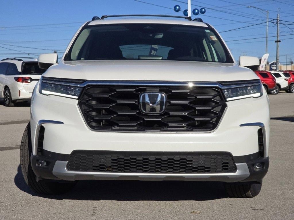 new 2025 Honda Pilot car, priced at $45,250