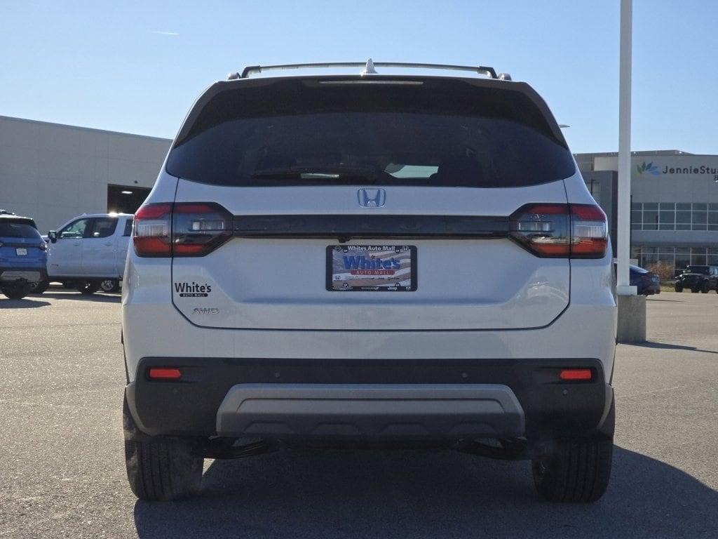 new 2025 Honda Pilot car, priced at $45,250