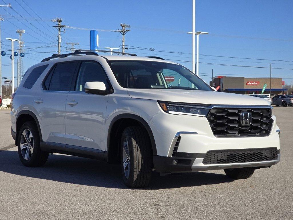 new 2025 Honda Pilot car, priced at $45,250