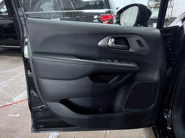 used 2025 Chrysler Pacifica car, priced at $29,304