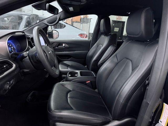 used 2025 Chrysler Pacifica car, priced at $29,304