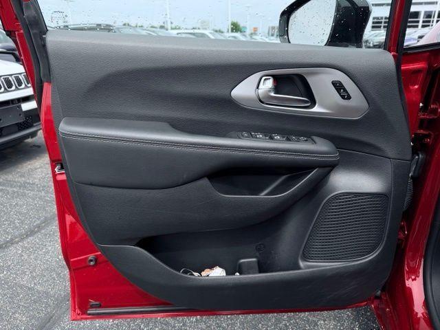 used 2025 Chrysler Pacifica car, priced at $36,048