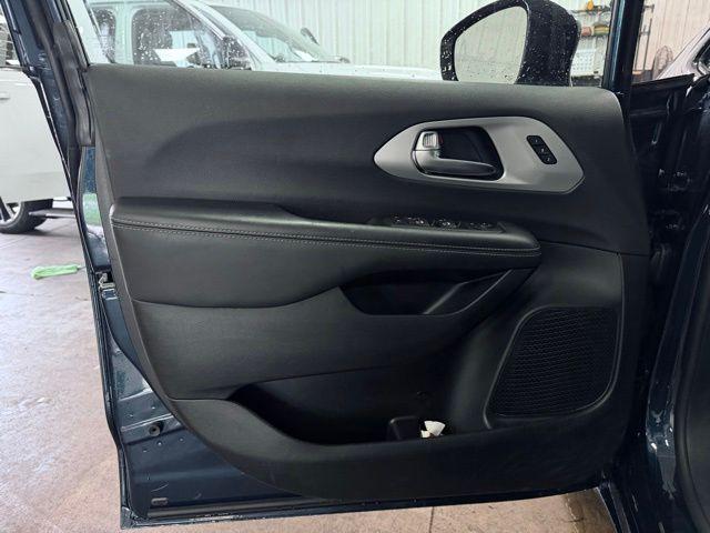 used 2025 Chrysler Pacifica car, priced at $36,304