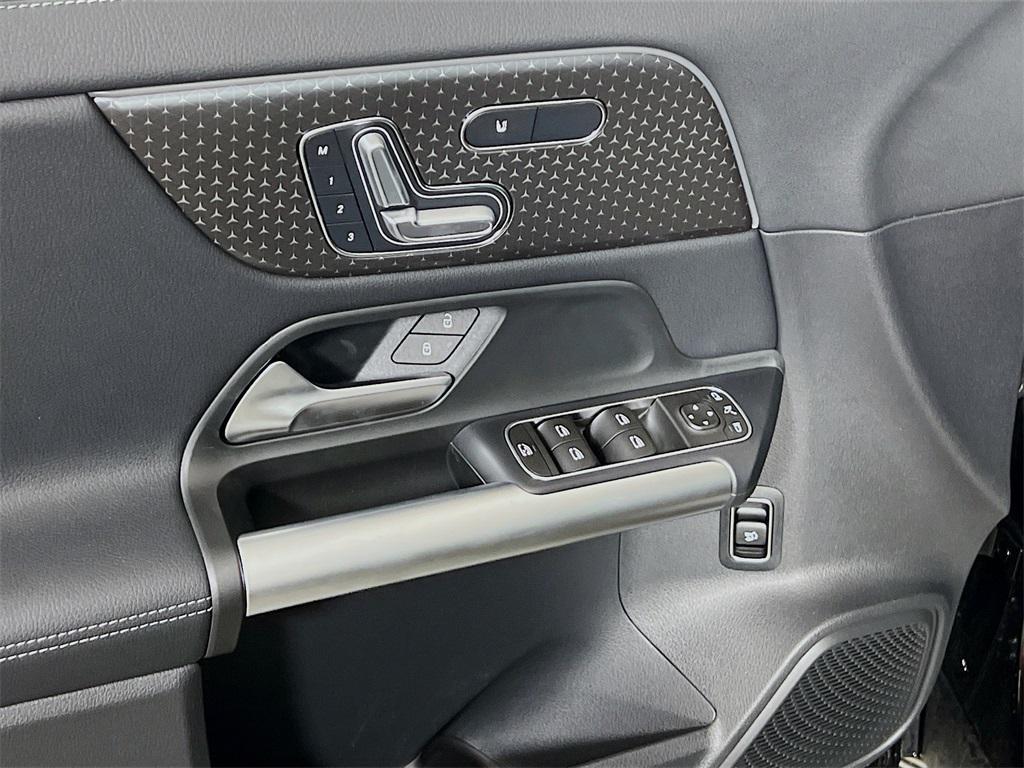 new 2025 Mercedes-Benz GLA 250 car, priced at $47,295