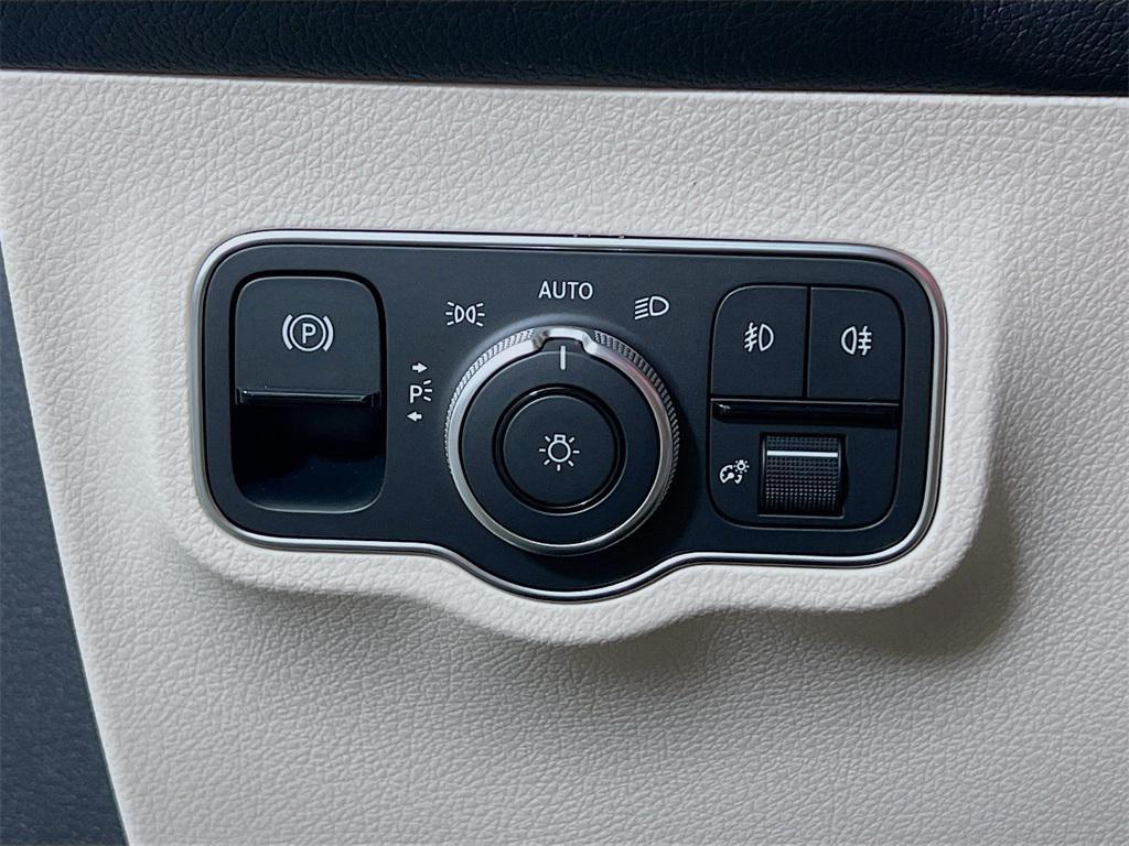 new 2025 Mercedes-Benz GLB 250 car, priced at $47,500