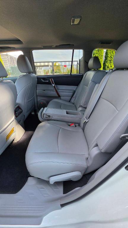 used 2011 Toyota Highlander car, priced at $12,995