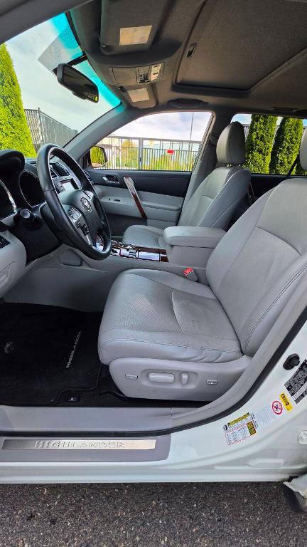 used 2011 Toyota Highlander car, priced at $12,995