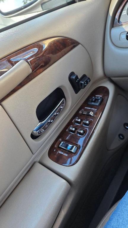 used 2000 Lincoln Town Car car, priced at $5,995