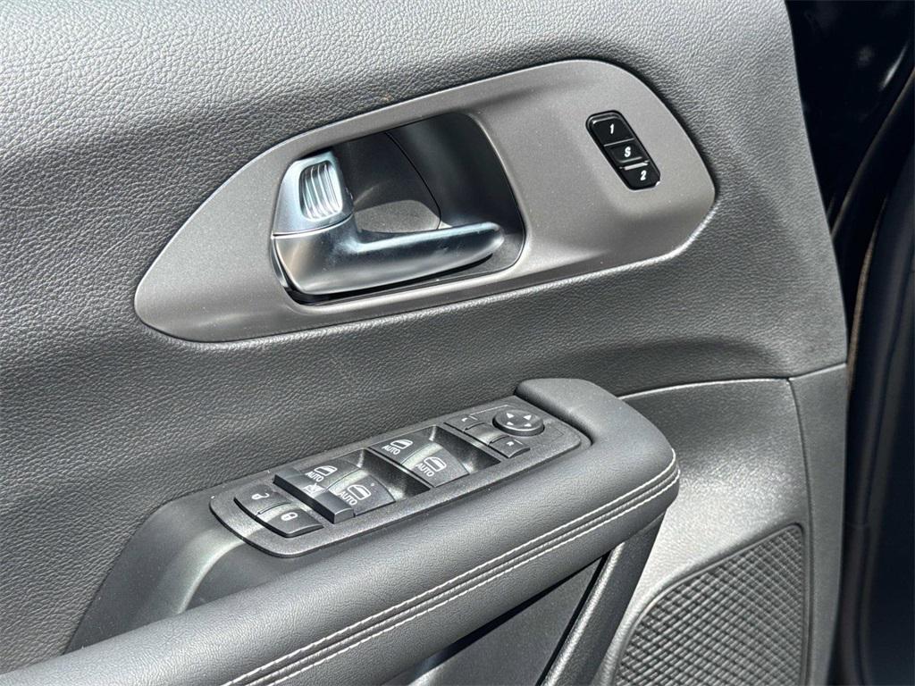 new 2025 Chrysler Pacifica car, priced at $47,620