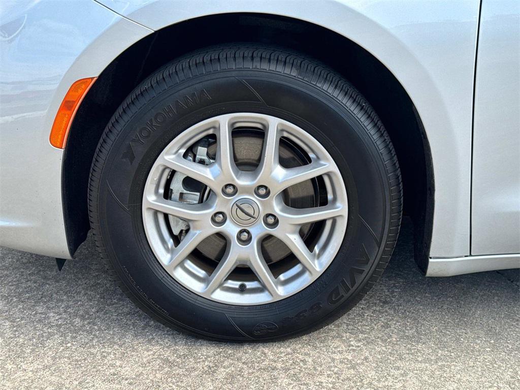 used 2024 Chrysler Pacifica car, priced at $27,555