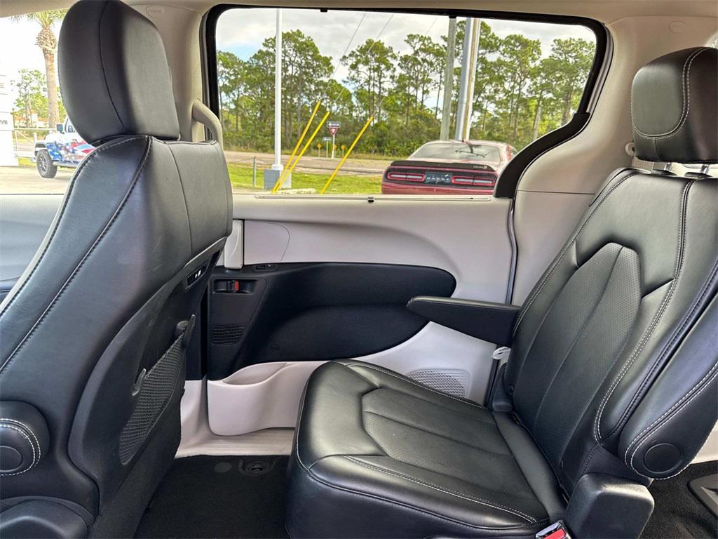used 2024 Chrysler Pacifica car, priced at $27,555