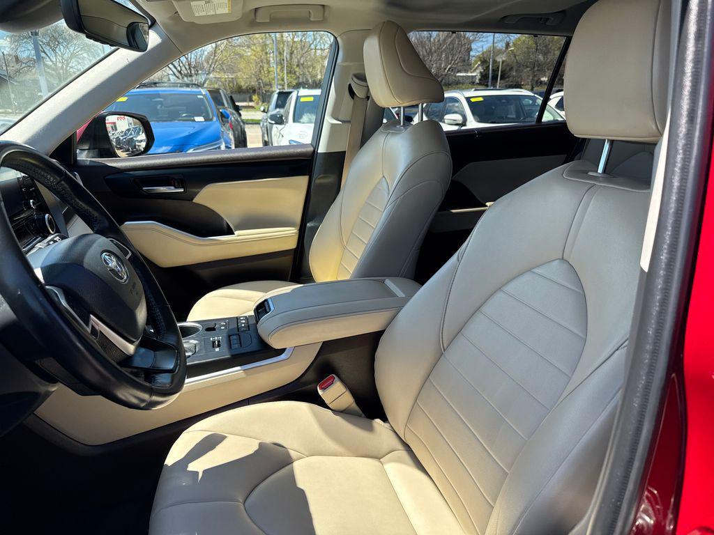 used 2022 Toyota Highlander car, priced at $39,250