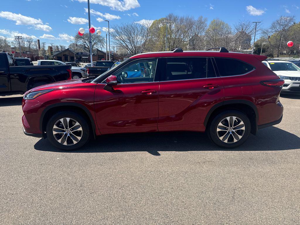 used 2022 Toyota Highlander car, priced at $39,250