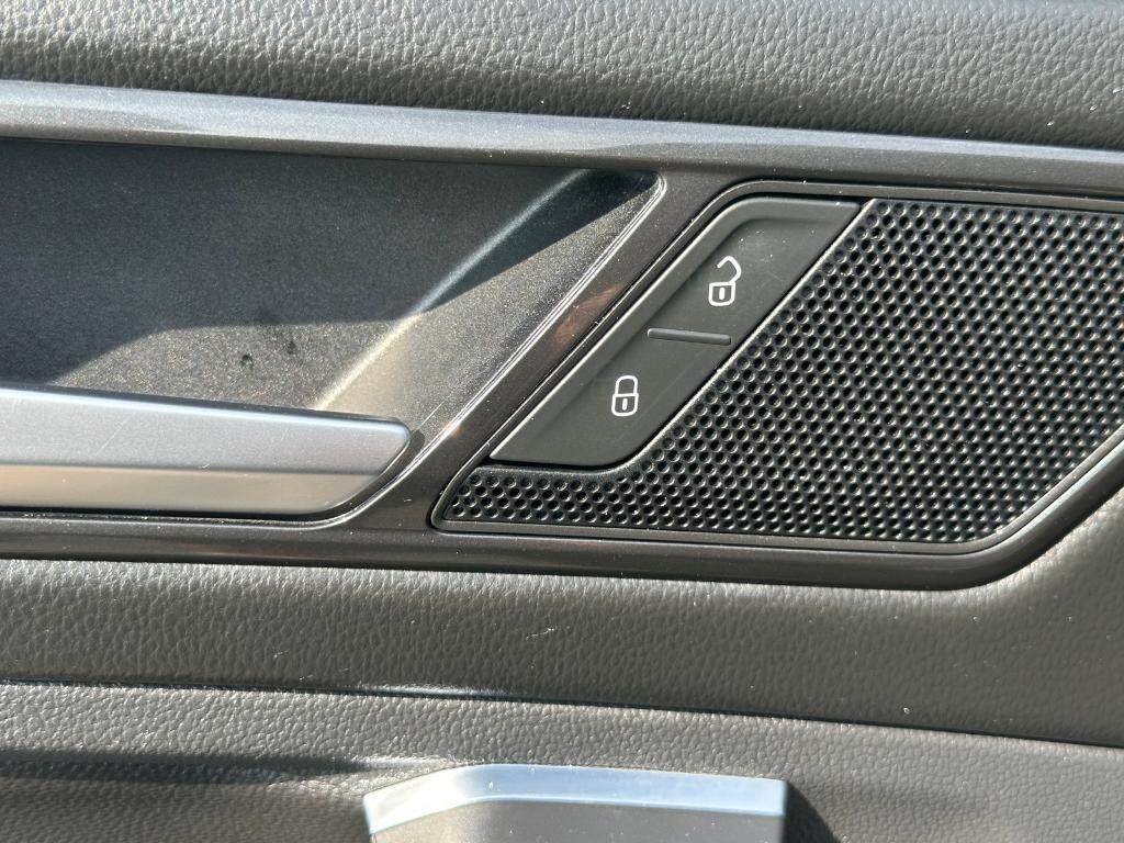 2023 Deep Black Pearl Effect Volkswagen Tiguan