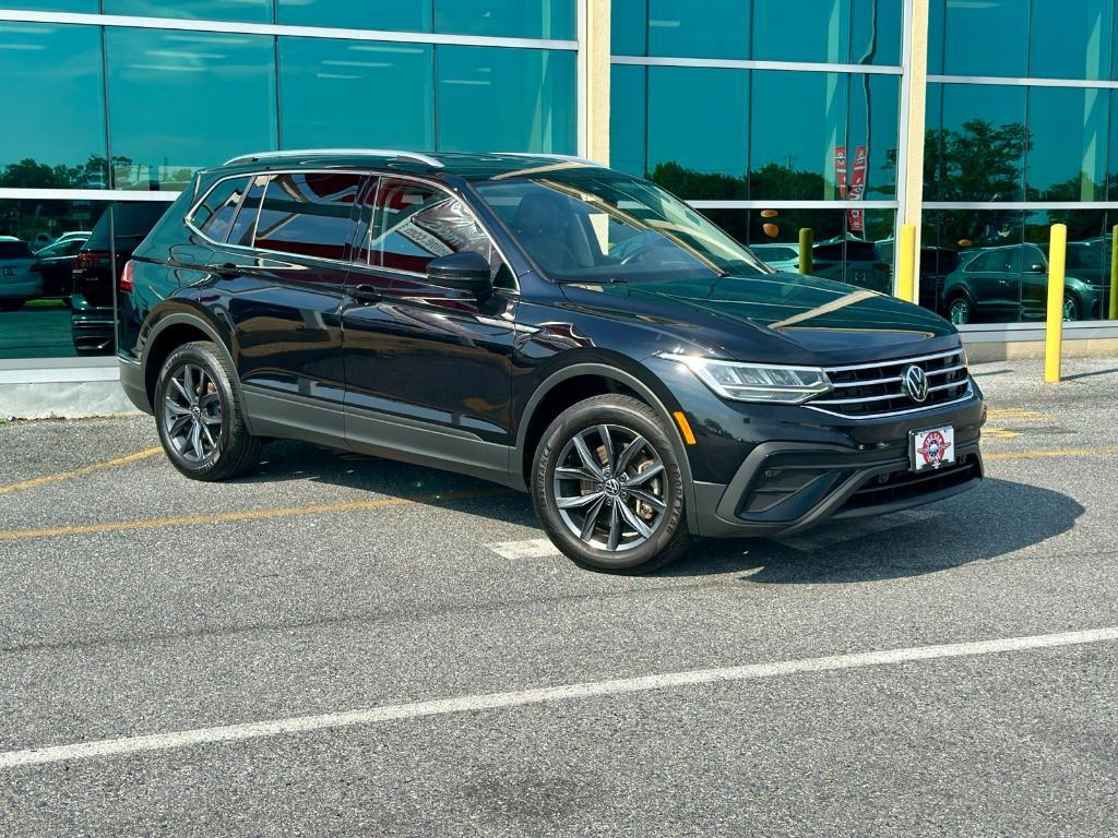 2023 Deep Black Pearl Effect Volkswagen Tiguan