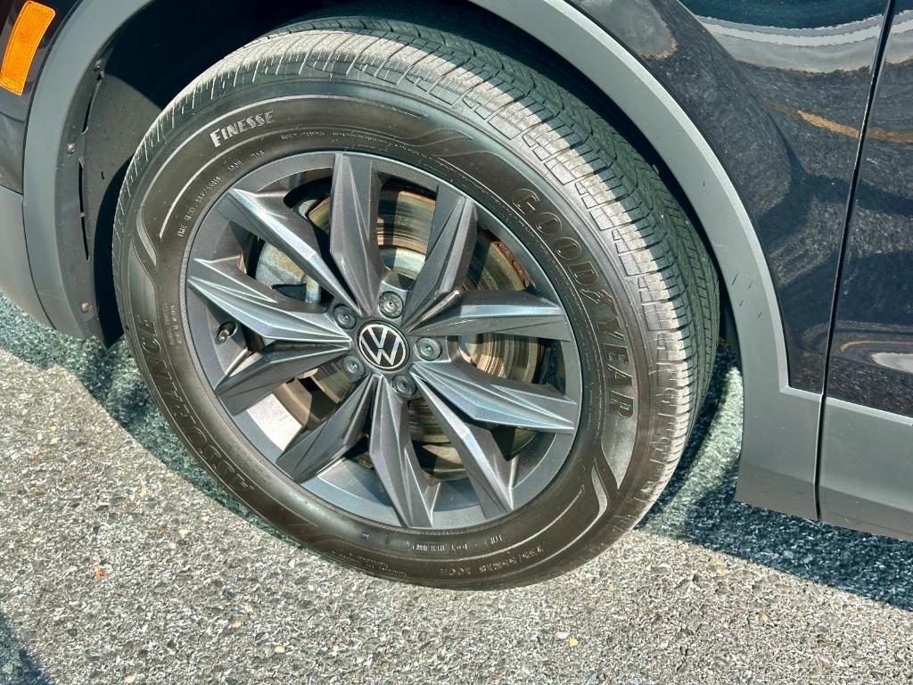 2023 Deep Black Pearl Effect Volkswagen Tiguan