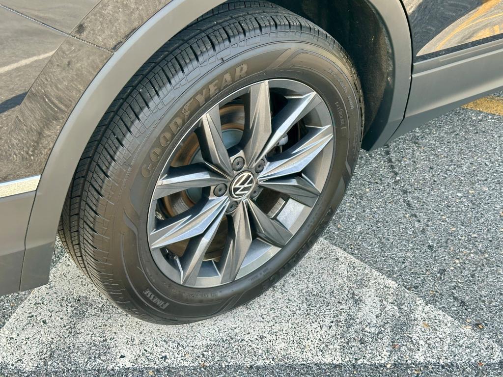 2023 Deep Black Pearl Effect Volkswagen Tiguan