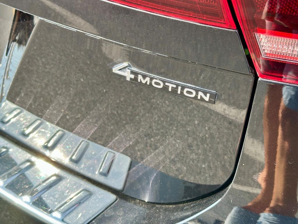 2023 Deep Black Pearl Effect Volkswagen Tiguan