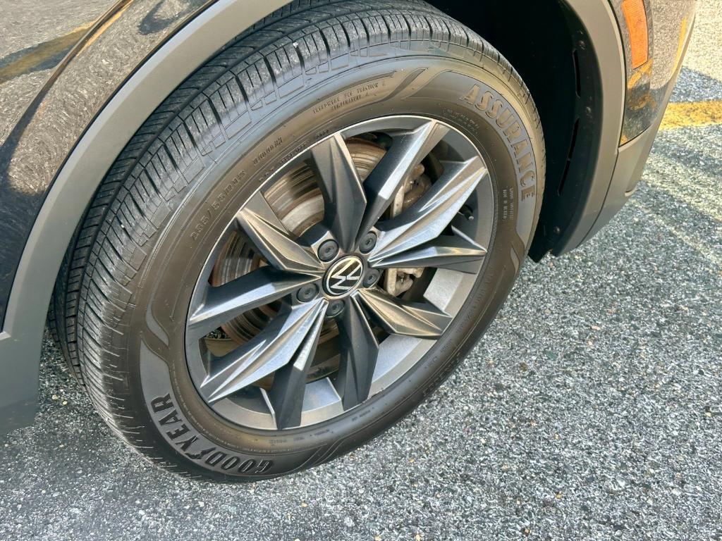 2023 Deep Black Pearl Effect Volkswagen Tiguan