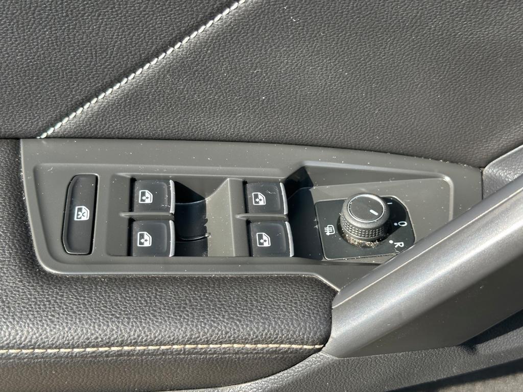 2023 Deep Black Pearl Effect Volkswagen Tiguan