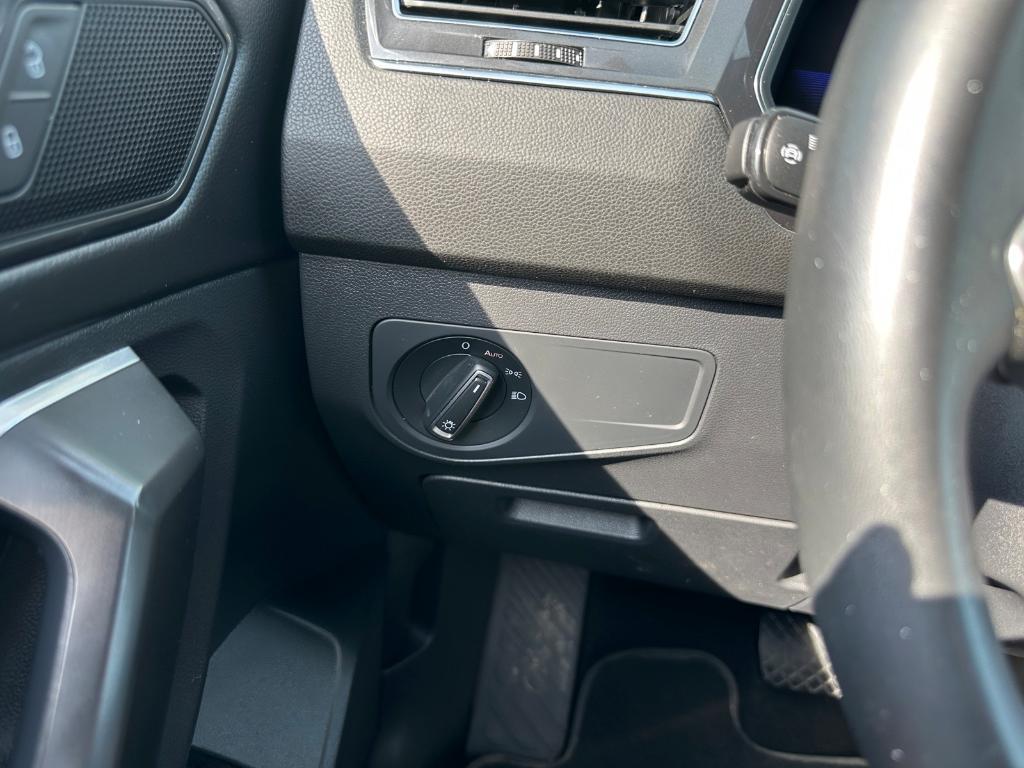 2023 Deep Black Pearl Effect Volkswagen Tiguan