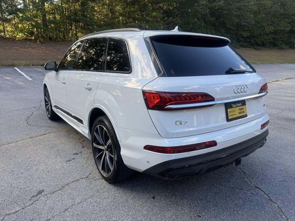 Audi Q7 view 7
