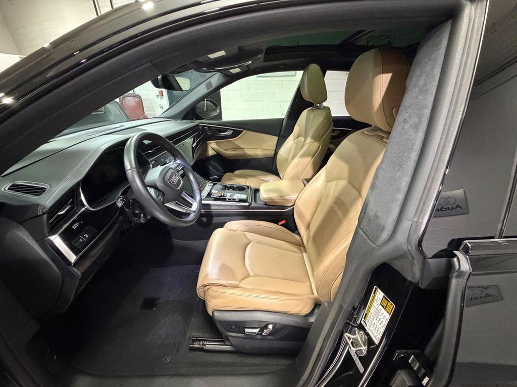 Audi Q8 view 12