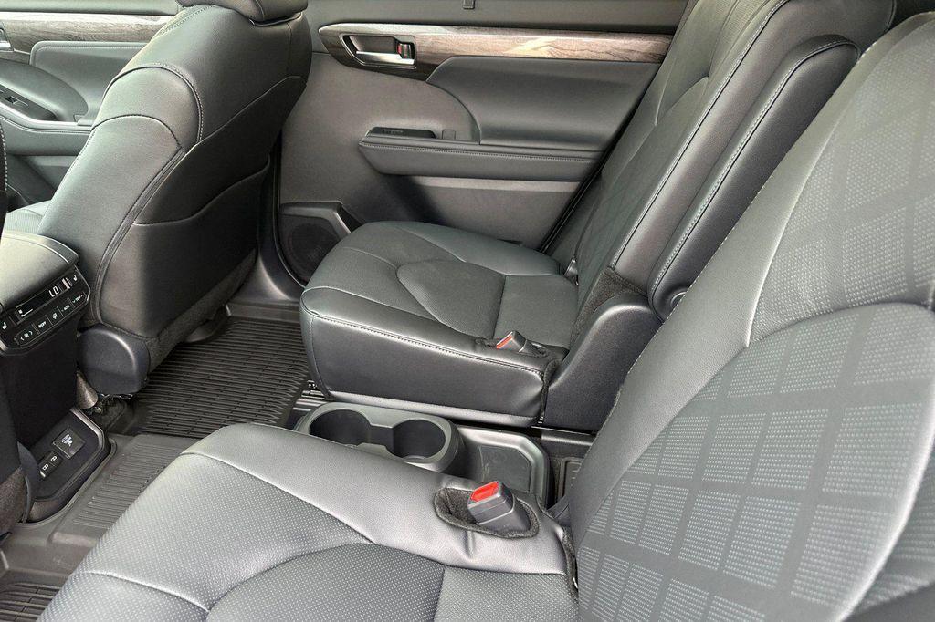 new 2026 Toyota Highlander Hybrid car, priced at $58,092