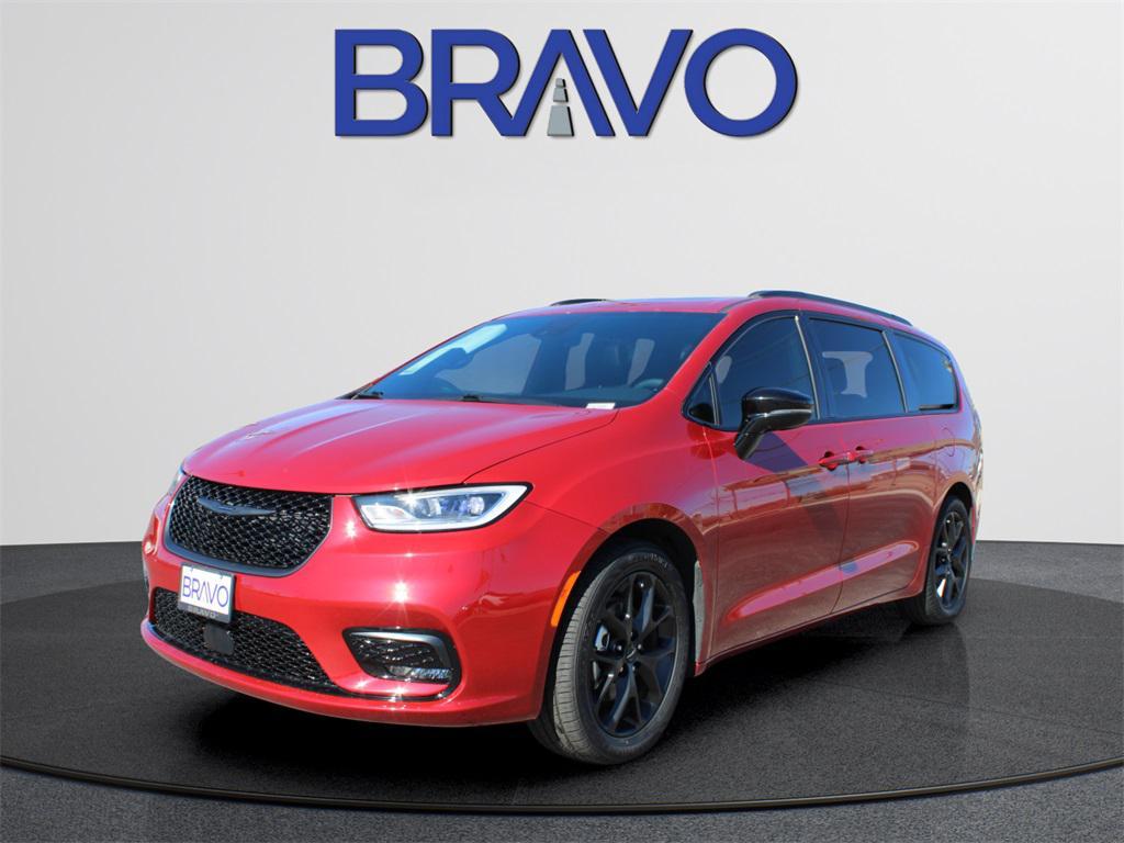 used 2025 Chrysler Pacifica car, priced at $36,885