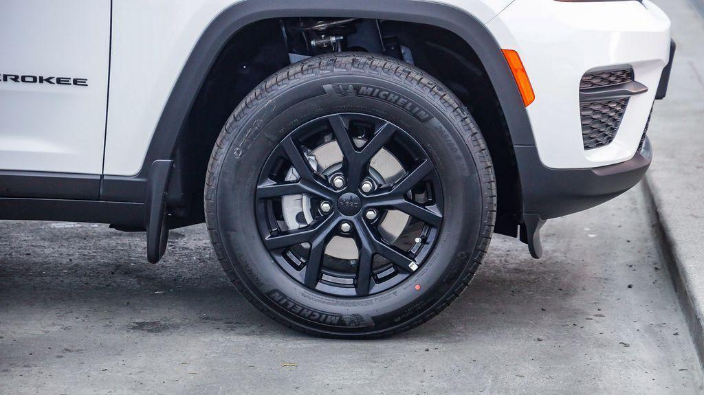 new 2025 Jeep Grand Cherokee car, priced at $30,990