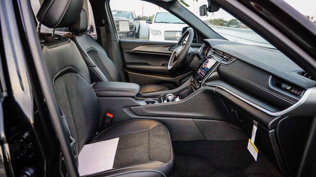 new 2025 Jeep Grand Cherokee car, priced at $34,046