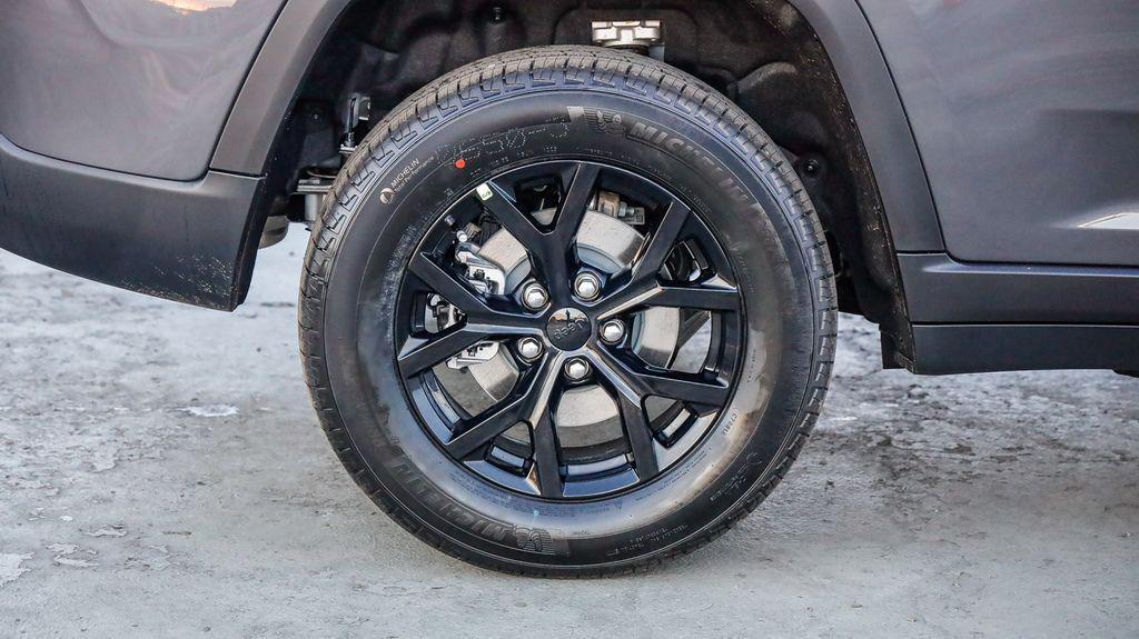 new 2025 Jeep Grand Cherokee car, priced at $35,950