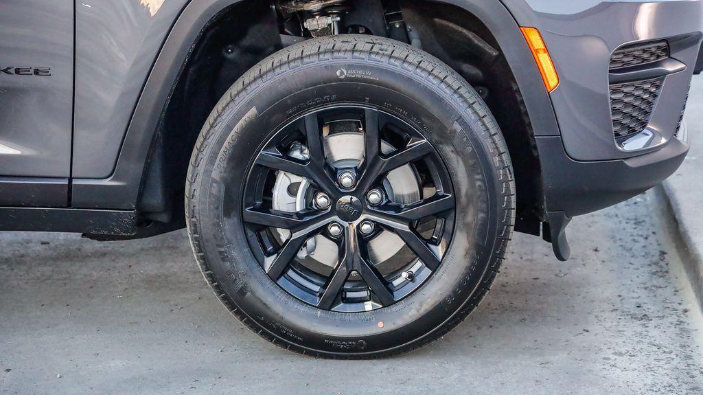 new 2025 Jeep Grand Cherokee car, priced at $35,950
