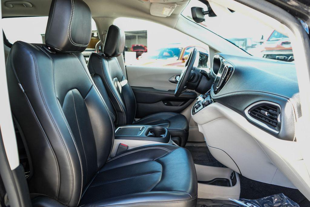 used 2024 Chrysler Pacifica Hybrid car, priced at $25,888