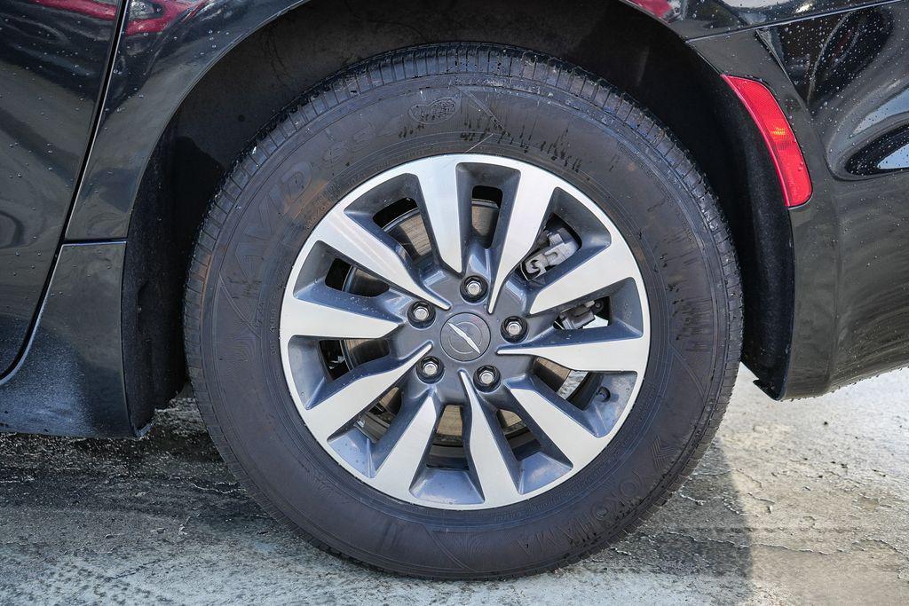 used 2024 Chrysler Pacifica Hybrid car, priced at $25,888