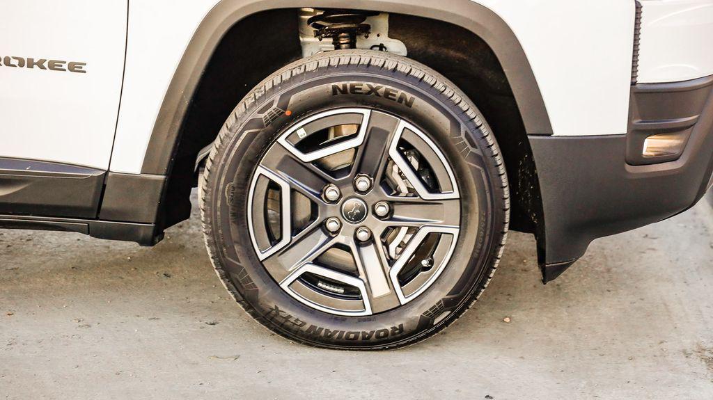 new 2026 Jeep Cherokee car, priced at $34,018