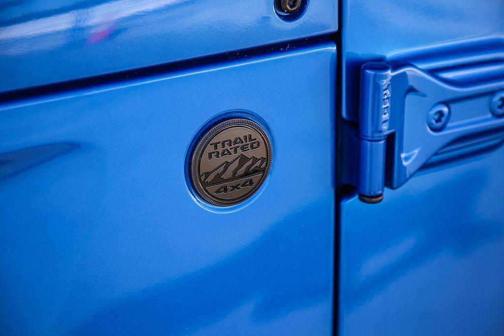 new 2025 Jeep Gladiator car, priced at $38,574