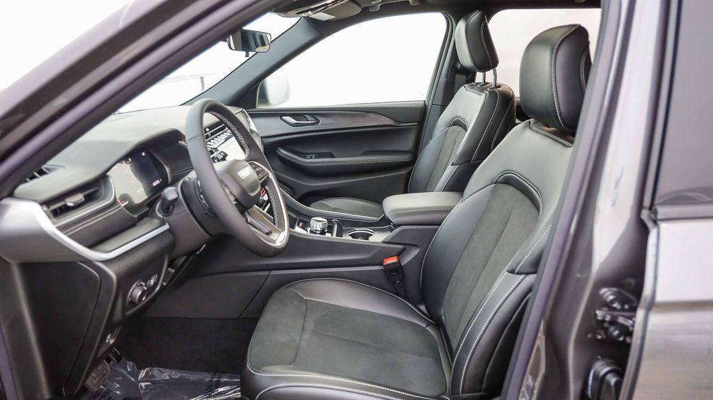 new 2025 Jeep Grand Cherokee car, priced at $35,004