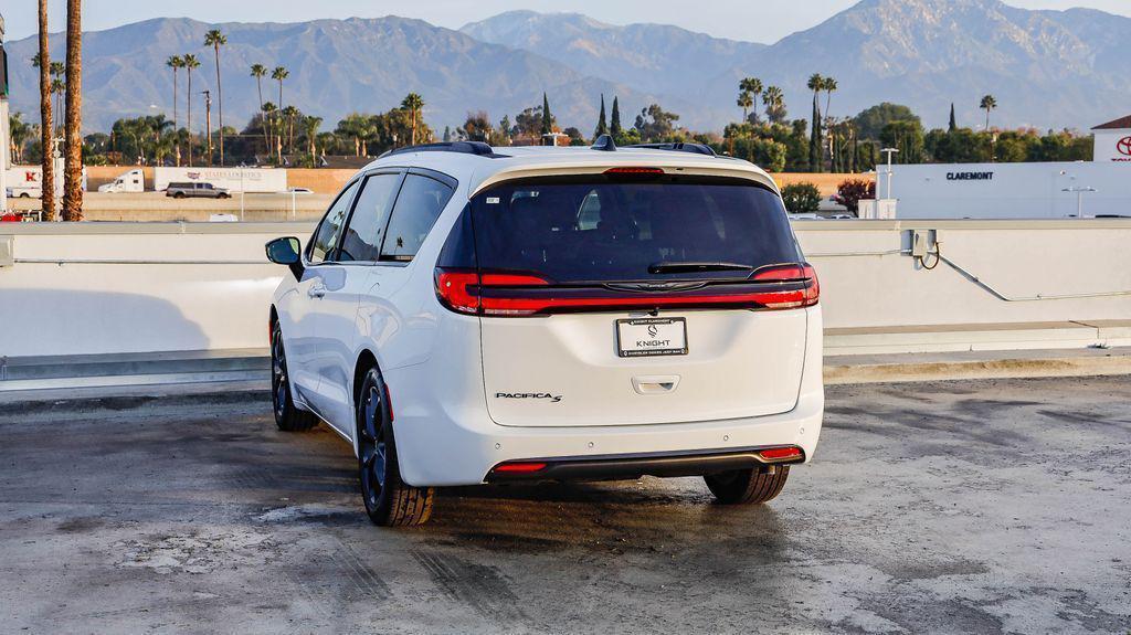 new 2026 Chrysler Pacifica car, priced at $36,094